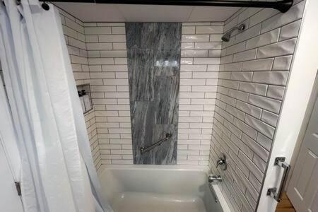Cozy Private Apt Near Downtown 伯灵顿 外观 照片